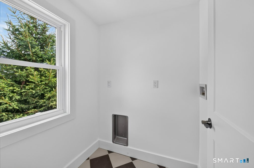 741 Old Stratfield Road Fairfield, CT 06825 - Photo 23 of 29 Laundry room