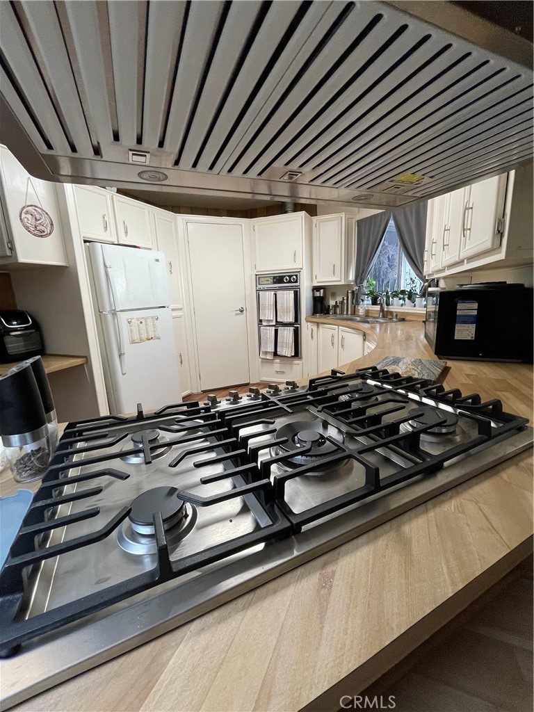 31348 North Lakehills Road, Unit 2 Castaic, CA 91384 - Photo 38 of 42 a stove top oven sitting inside of a kitchen
