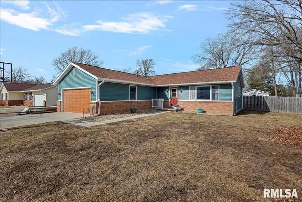 $282,500 | 617 East Chestnut Street, Chatham, IL 62629