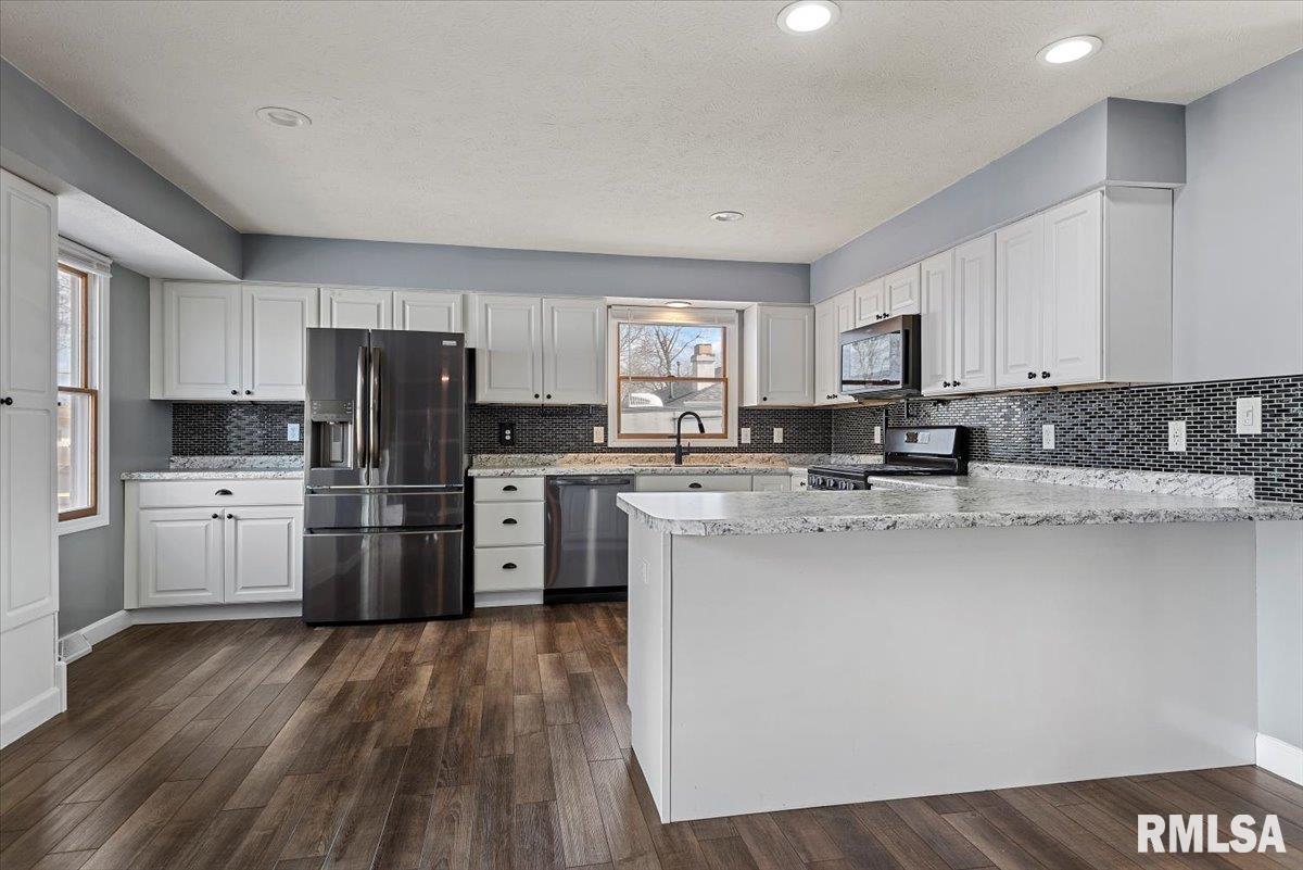 617 East Chestnut Street Chatham, IL 62629 - Photo 11 of 41