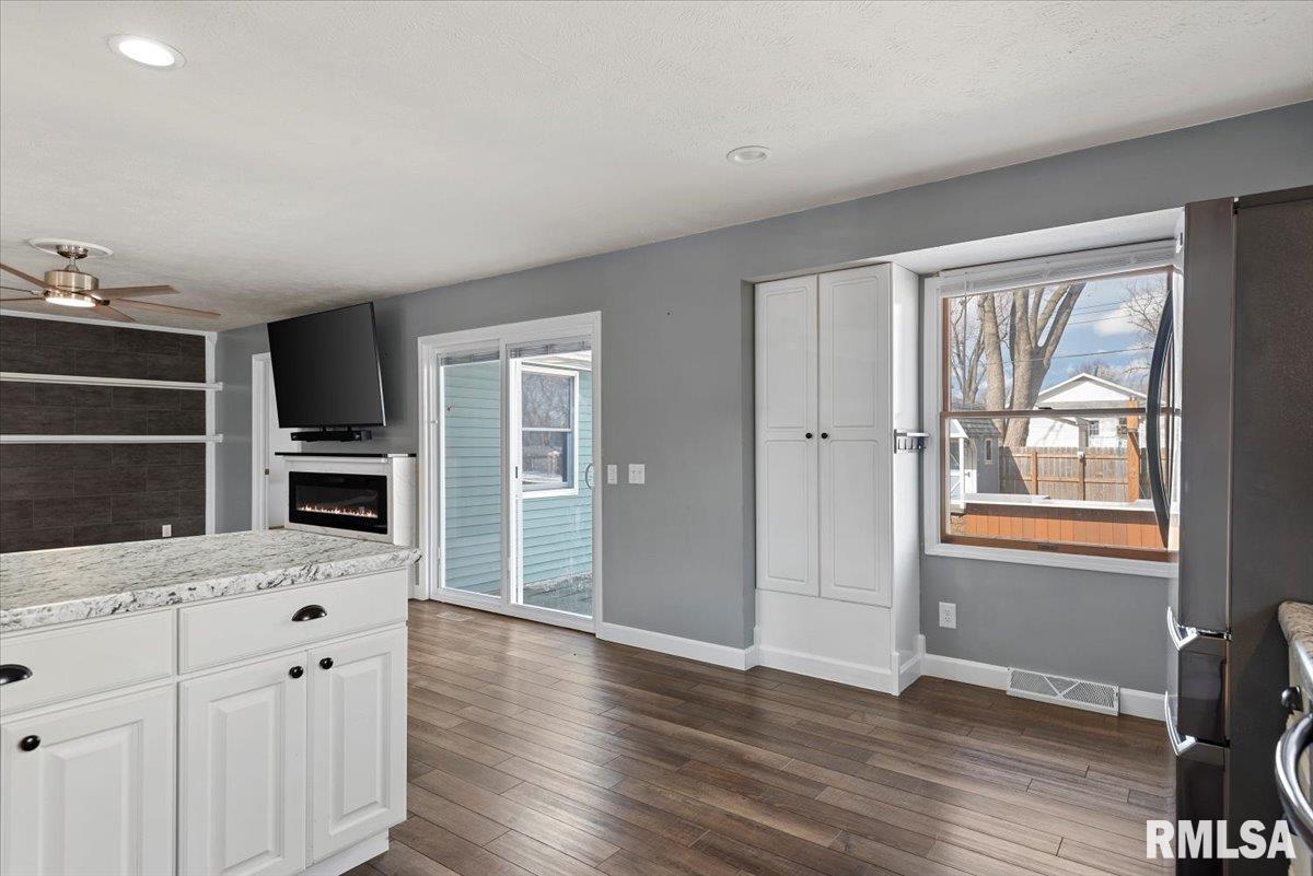 617 East Chestnut Street Chatham, IL 62629 - Photo 14 of 41