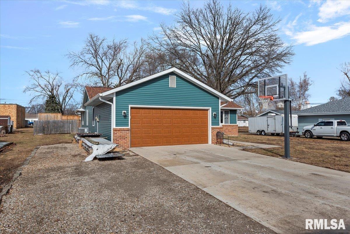 617 East Chestnut Street Chatham, IL 62629 - Photo 3 of 41