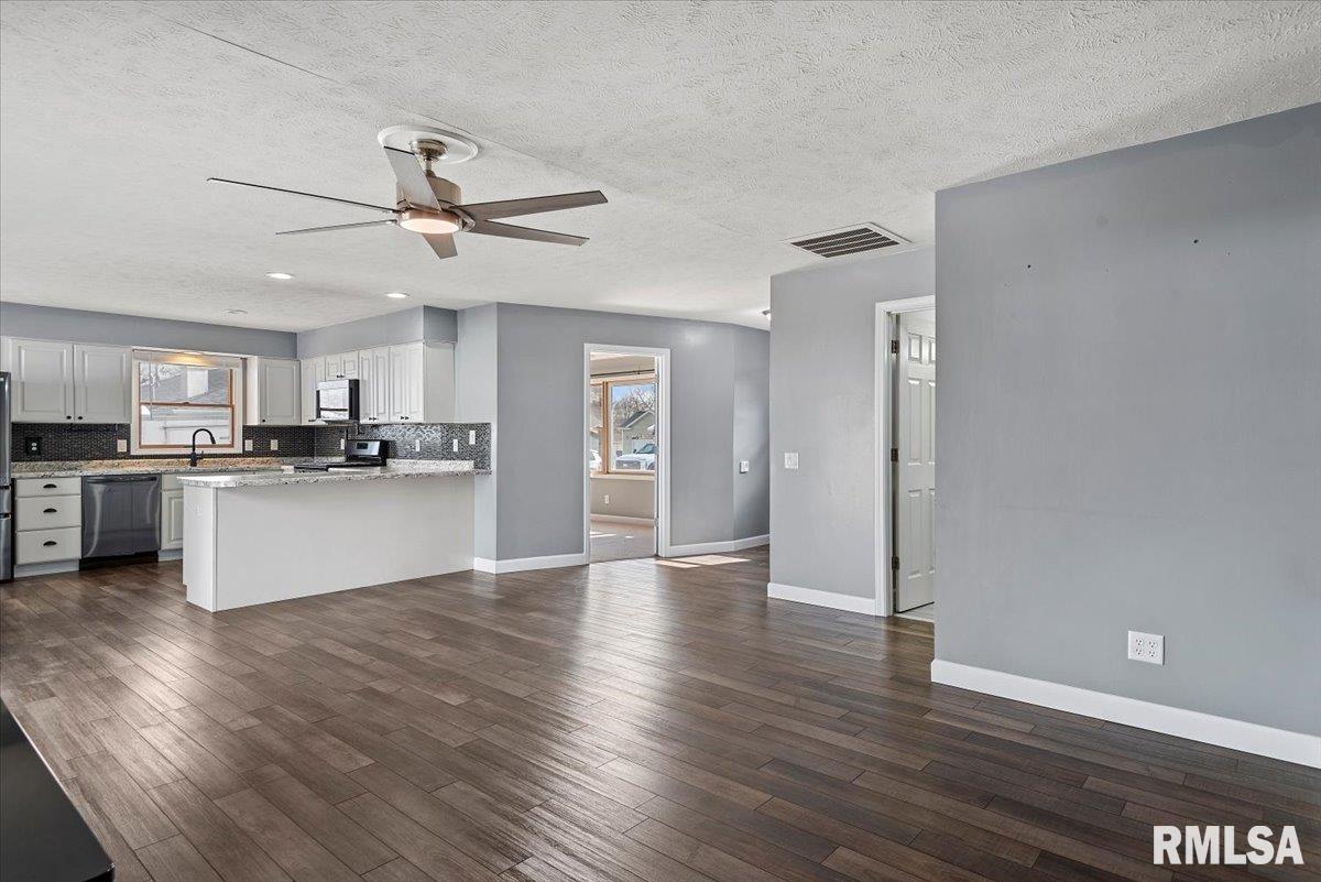 617 East Chestnut Street Chatham, IL 62629 - Photo 7 of 41