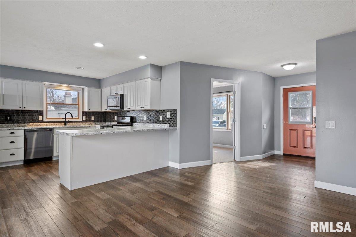 617 East Chestnut Street Chatham, IL 62629 - Photo 8 of 41