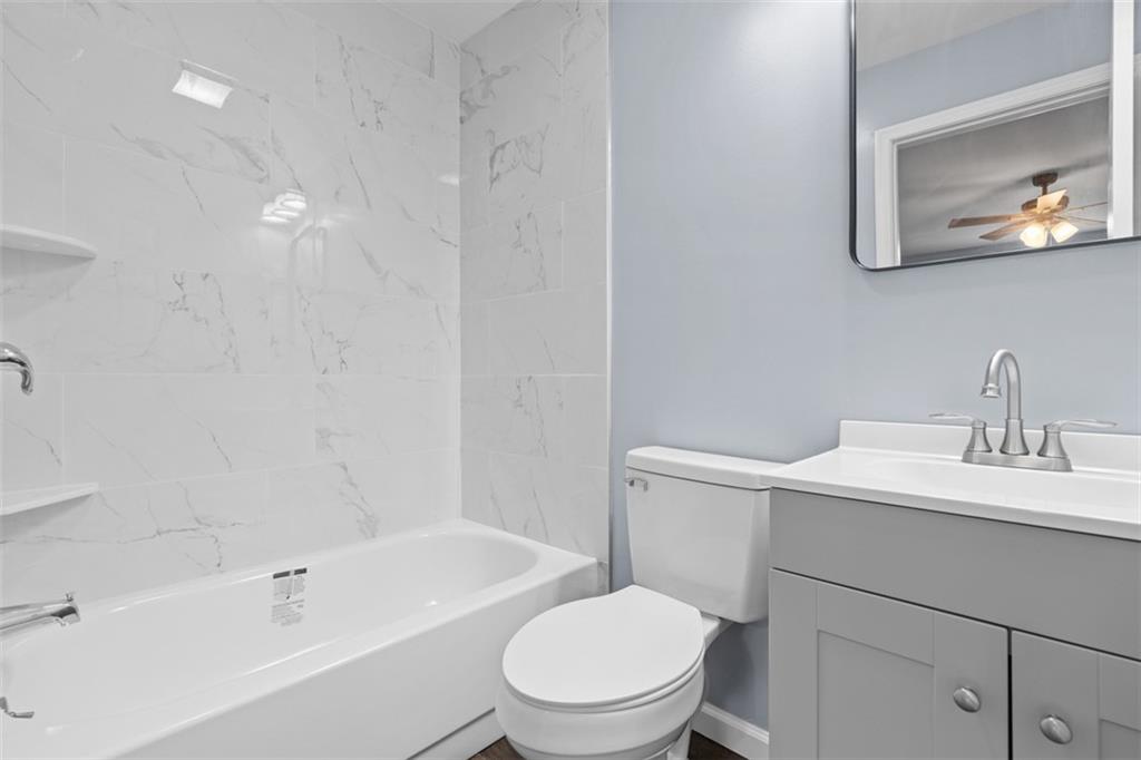 519 Center Street Carnegie, PA 15106 - Photo 19 of 44 a bathroom with a toilet a sink and a bathtub