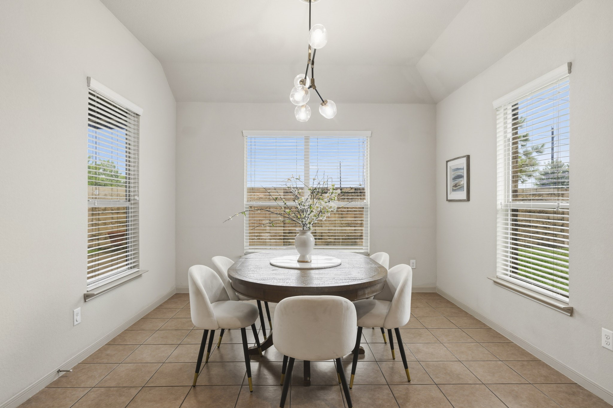 2502 Tiger Eye Drive Rosharon, TX 77583 - Photo 14 of 40 The large breakfast room right off the kitchen is drenched in light and overlooks the back yard.