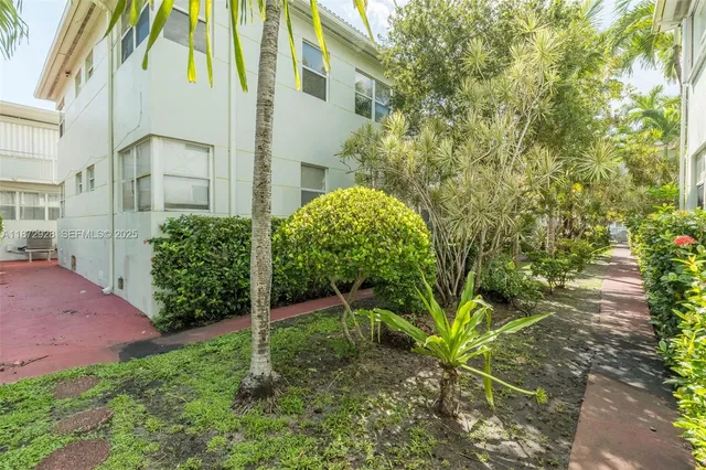 a view of a backyard