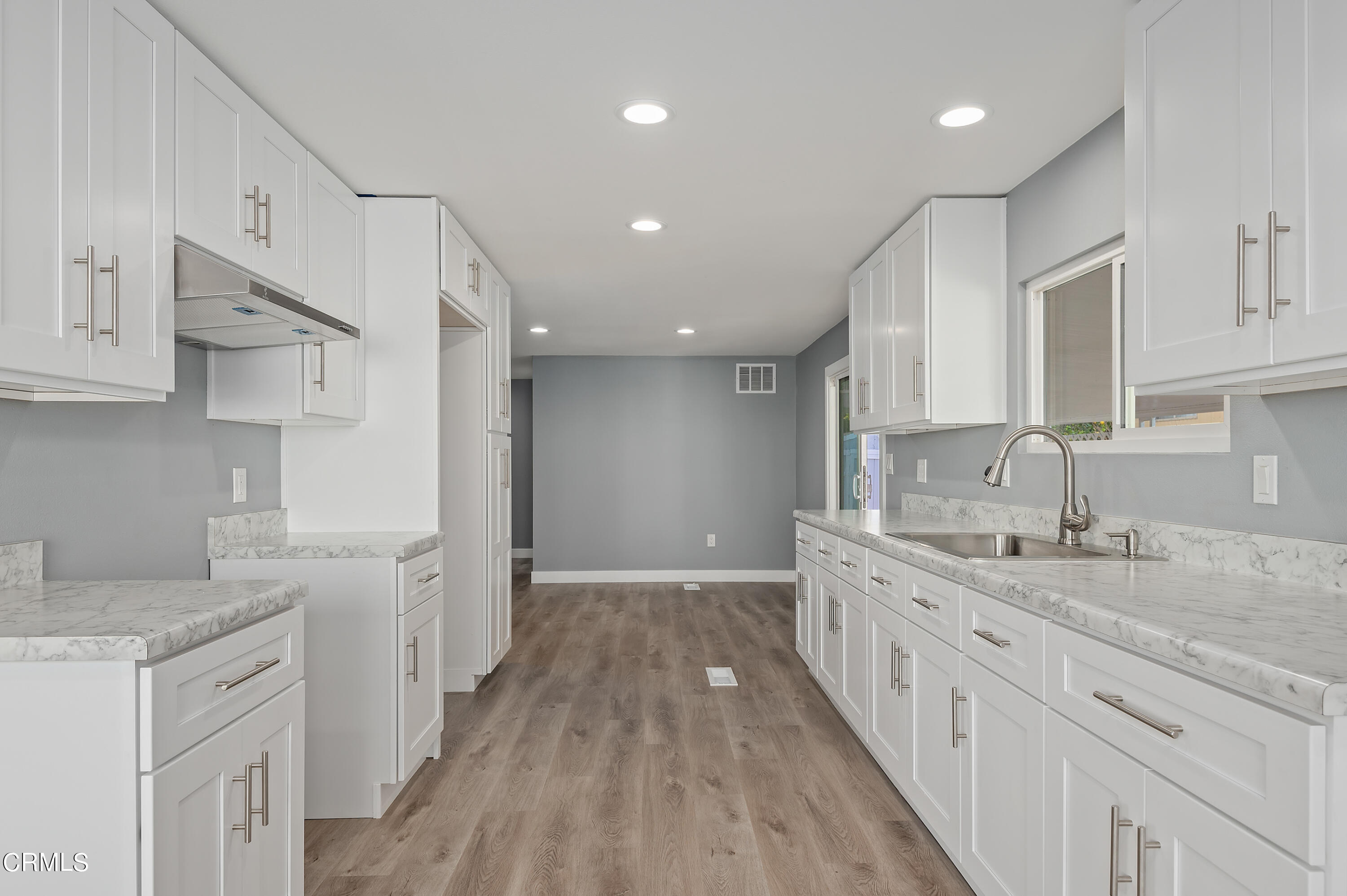 1853 Ives Avenue, Unit 63 Oxnard, CA 93033 - Photo 3 of 25 07 - Kitchen