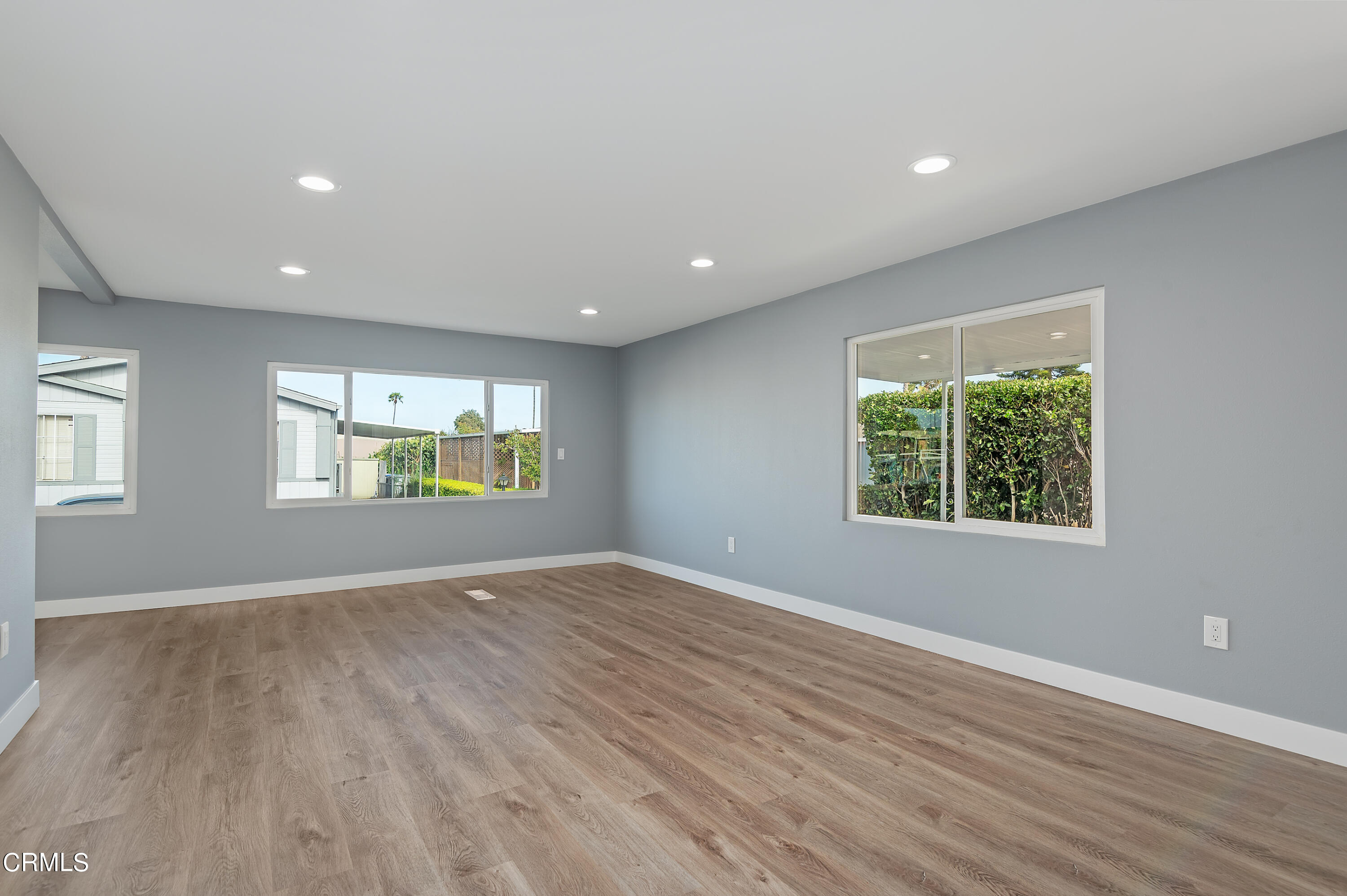 1853 Ives Avenue, Unit 63 Oxnard, CA 93033 - Photo 8 of 25 04 - Living Area