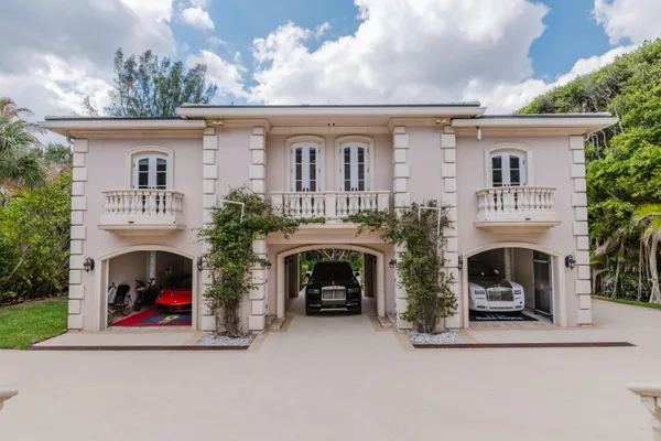 $22,500,000 | 19 North Beach Road, Jupiter Island, FL 33455