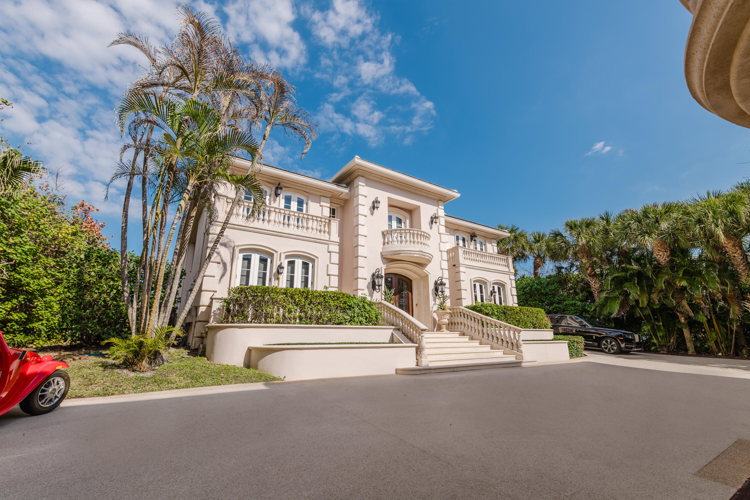 19 North Beach Road Jupiter Island, FL 33455 - Photo 7 of 80 Exterior Front of Main House