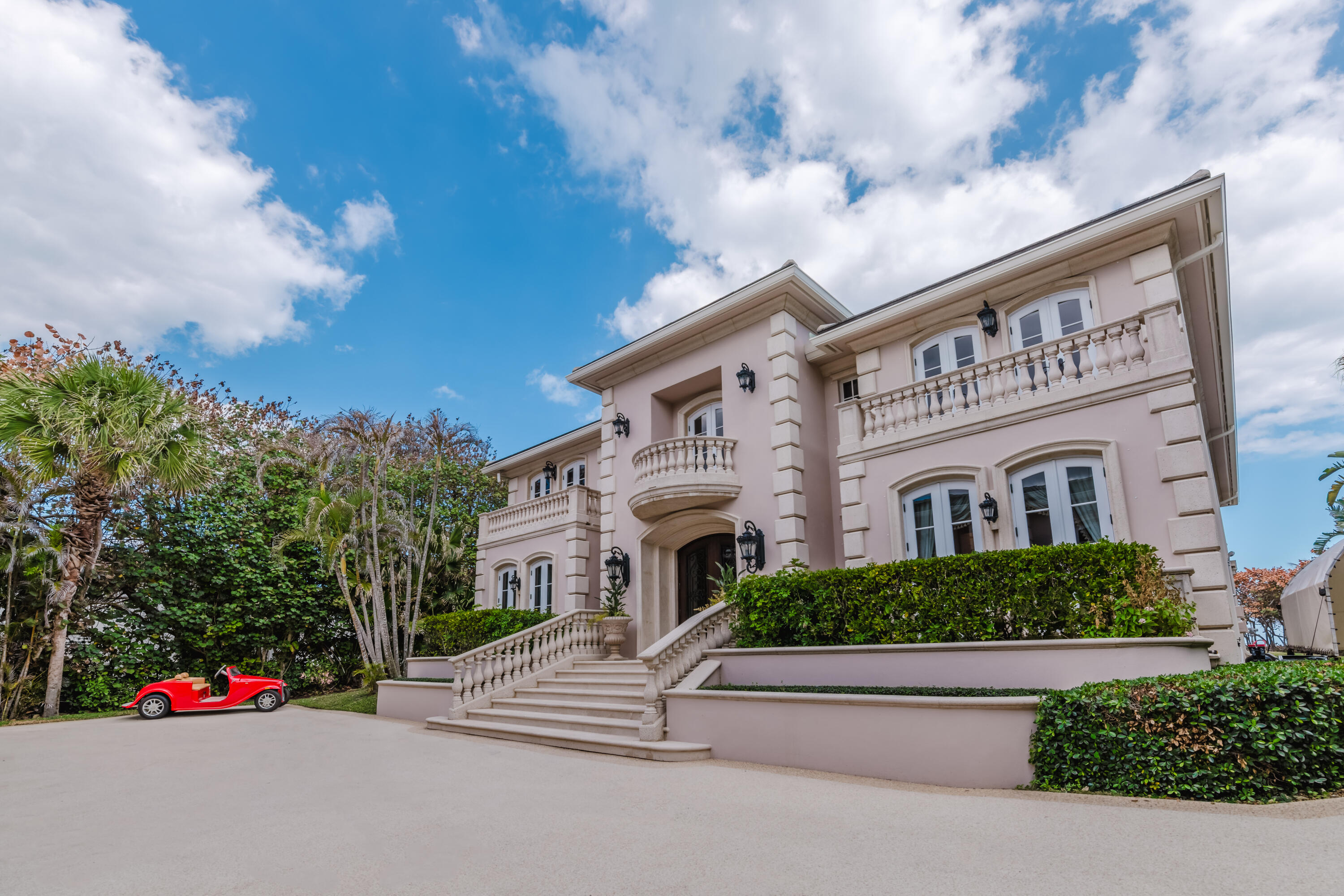 19 North Beach Road Jupiter Island, FL 33455 - Photo 9 of 80 Exterior Front of Main House