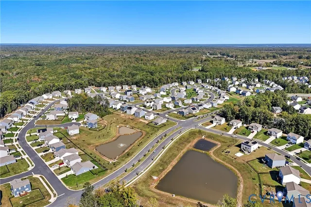 a sign that is sitting on a brick wall