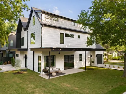 a black and white photo of a living room