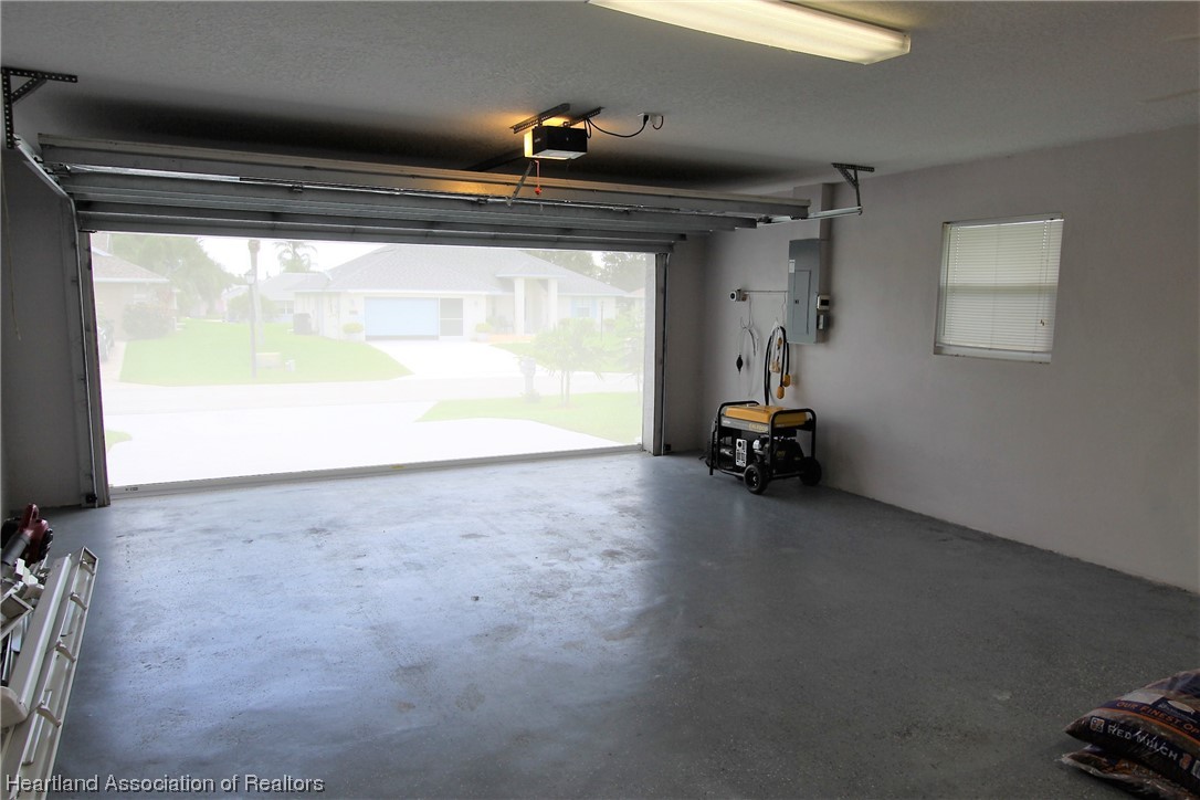 20 Quail Roost Road Lake Placid, FL 33852 - Photo 17 of 28 a view of room and window
