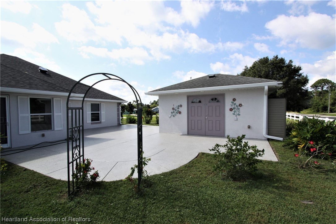 20 Quail Roost Road Lake Placid, FL 33852 - Photo 5 of 28 a front view of a house with garden