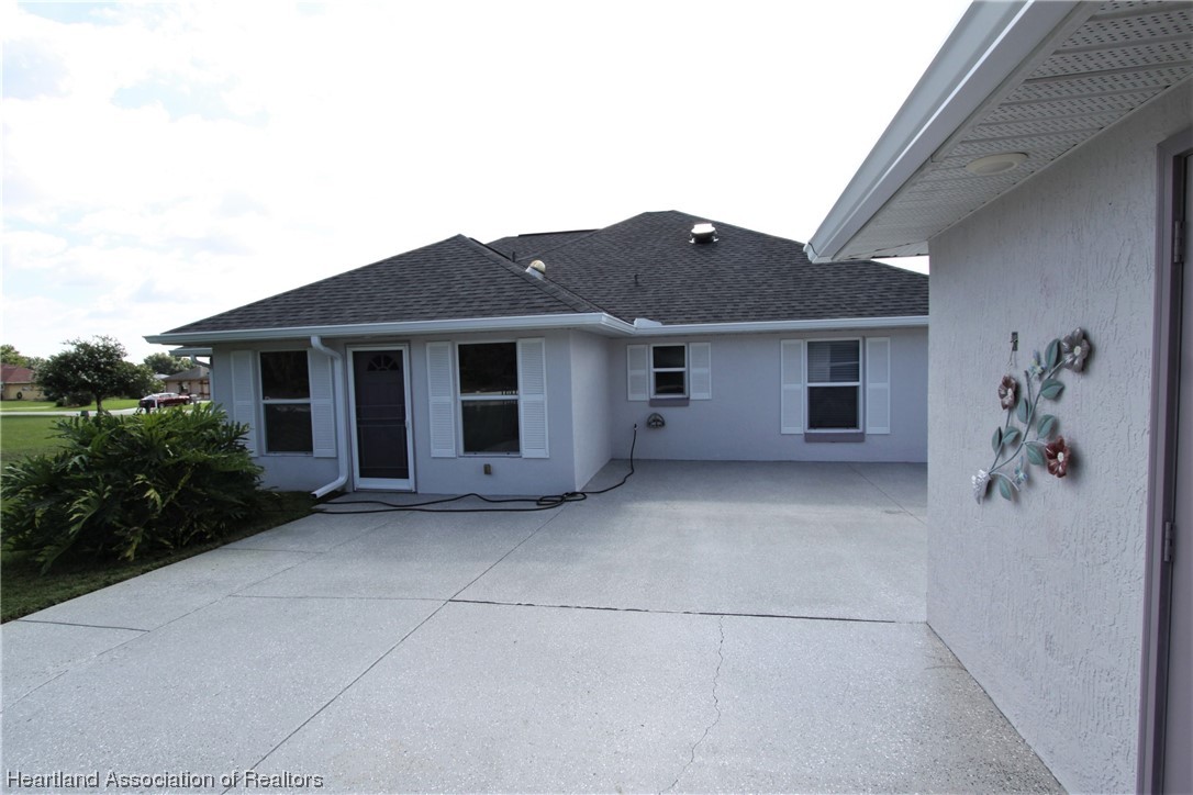 20 Quail Roost Road Lake Placid, FL 33852 - Photo 7 of 28 a view of a house with a garage