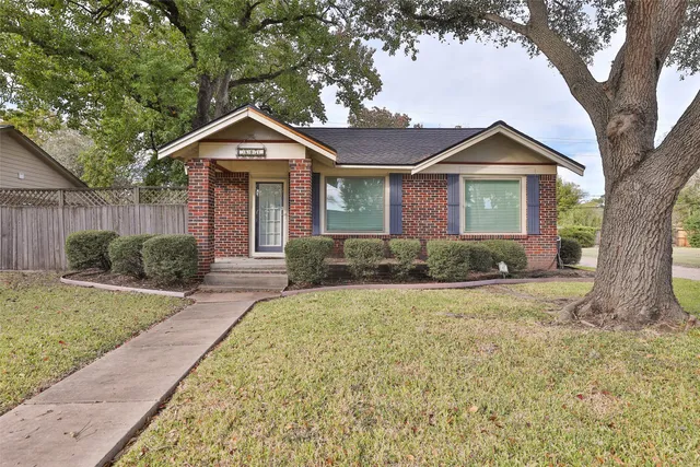 $1,800 | 607 Lakeview Drive, Sugar Land, TX 77498