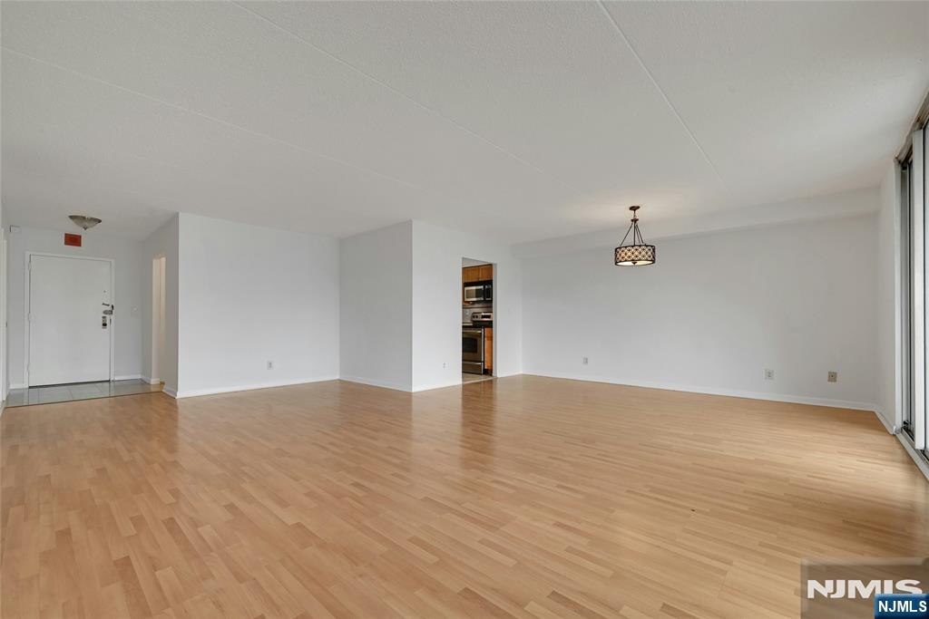 1077 River Road, Unit 1009 Edgewater, NJ 07020 - Photo 6 of 34 Gallery Image 6