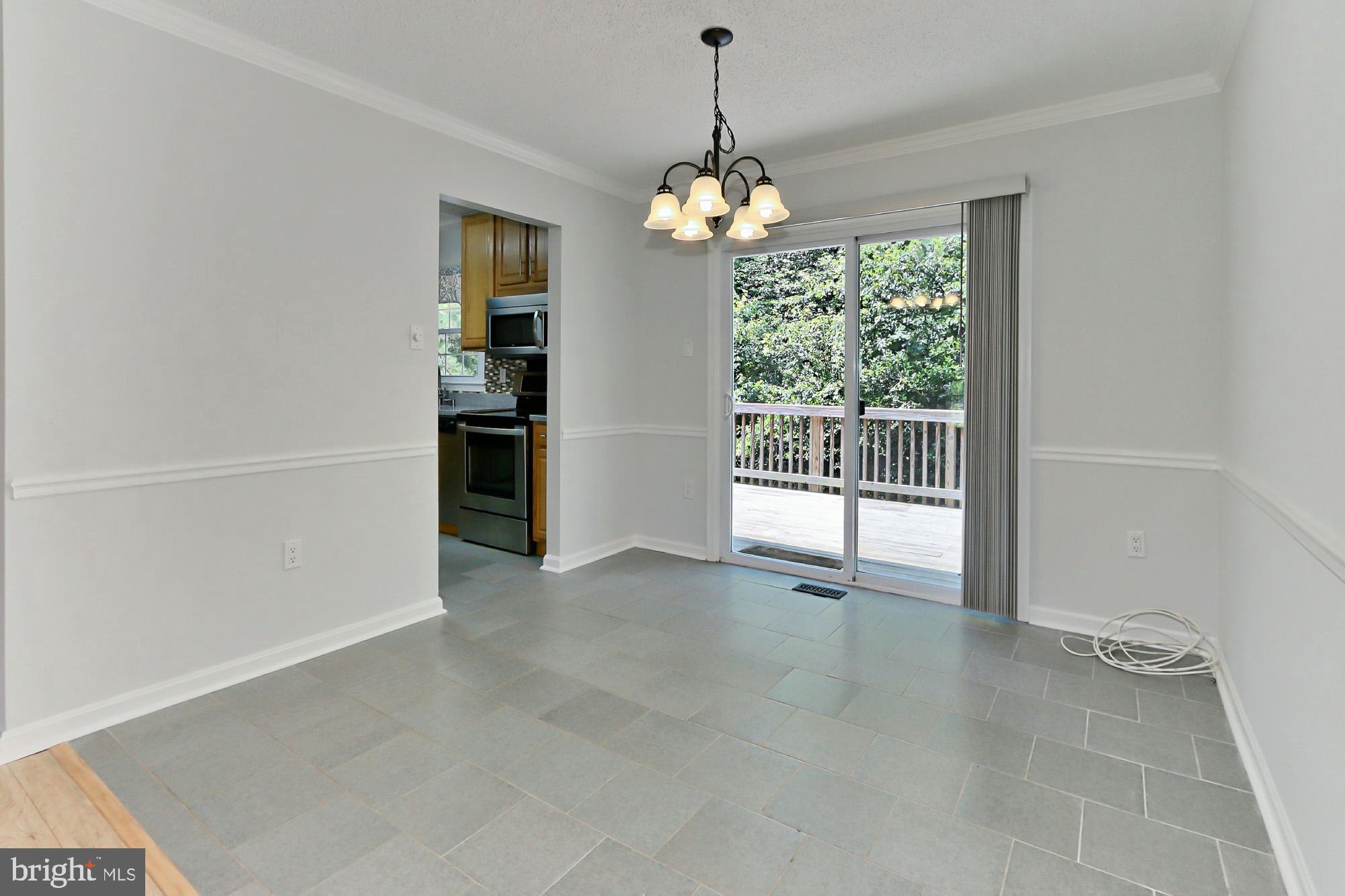 DR with chair rail, crown molding and deck access