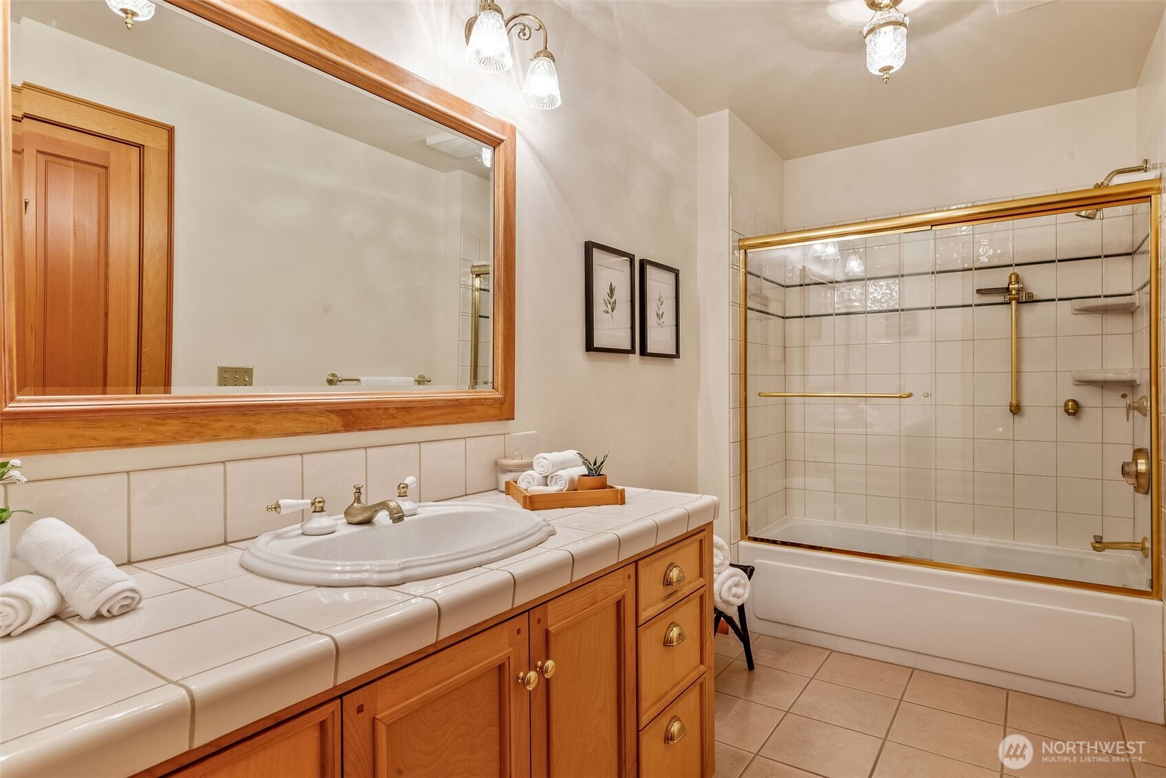 53 Combs Place Port Townsend, WA 98368 - Photo 33 of 40 a bathroom with a sink and a mirror with bathtub