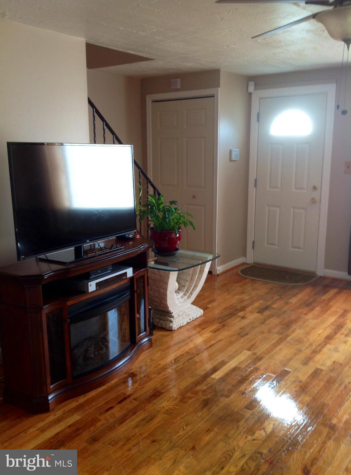 5461 Whitwood Road Baltimore, MD 21206 - Photo 4 of 26 Living Room
