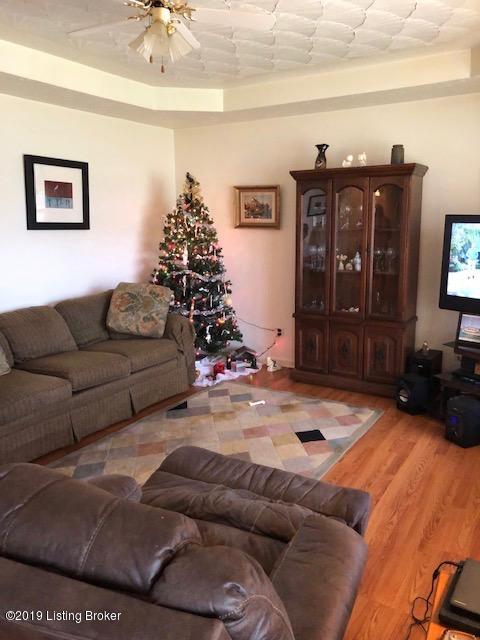 225 Dustin Way Shepherdsville, KY 40165 - Photo 9 of 15 living rm2