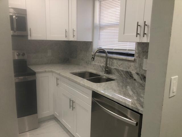 21913 Lake Forest Circle, Unit 201 Boca Raton, FL 33433 - Photo 5 of 16 the kitchen