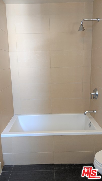 460 South Spring Street, Unit 1005 Los Angeles, CA 90013 - Photo 15 of 46 a bathroom with a bathtub