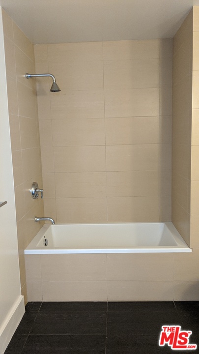 460 South Spring Street, Unit 1005 Los Angeles, CA 90013 - Photo 24 of 46 a bathroom with a bathtub