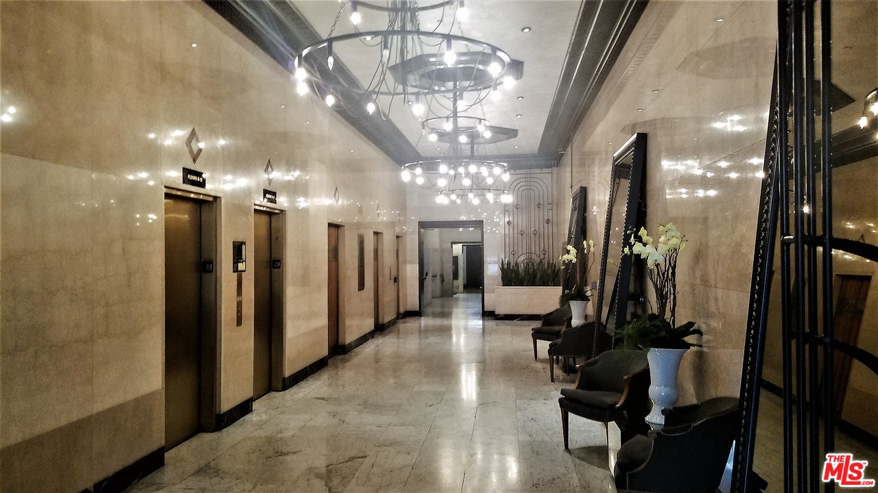 460 South Spring Street, Unit 1005 Los Angeles, CA 90013 - Photo 34 of 46 a view of a hallway with chandelier