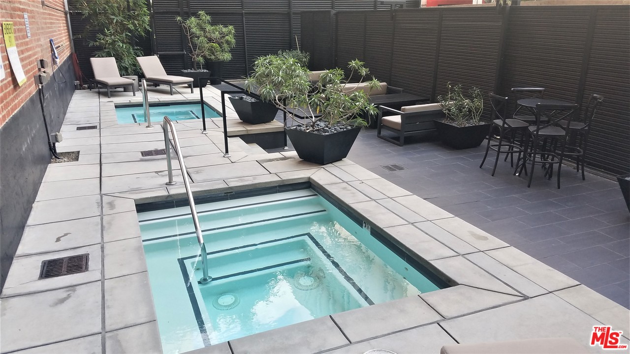 460 South Spring Street, Unit 1005 Los Angeles, CA 90013 - Photo 39 of 46 a view of a backyard with sitting area