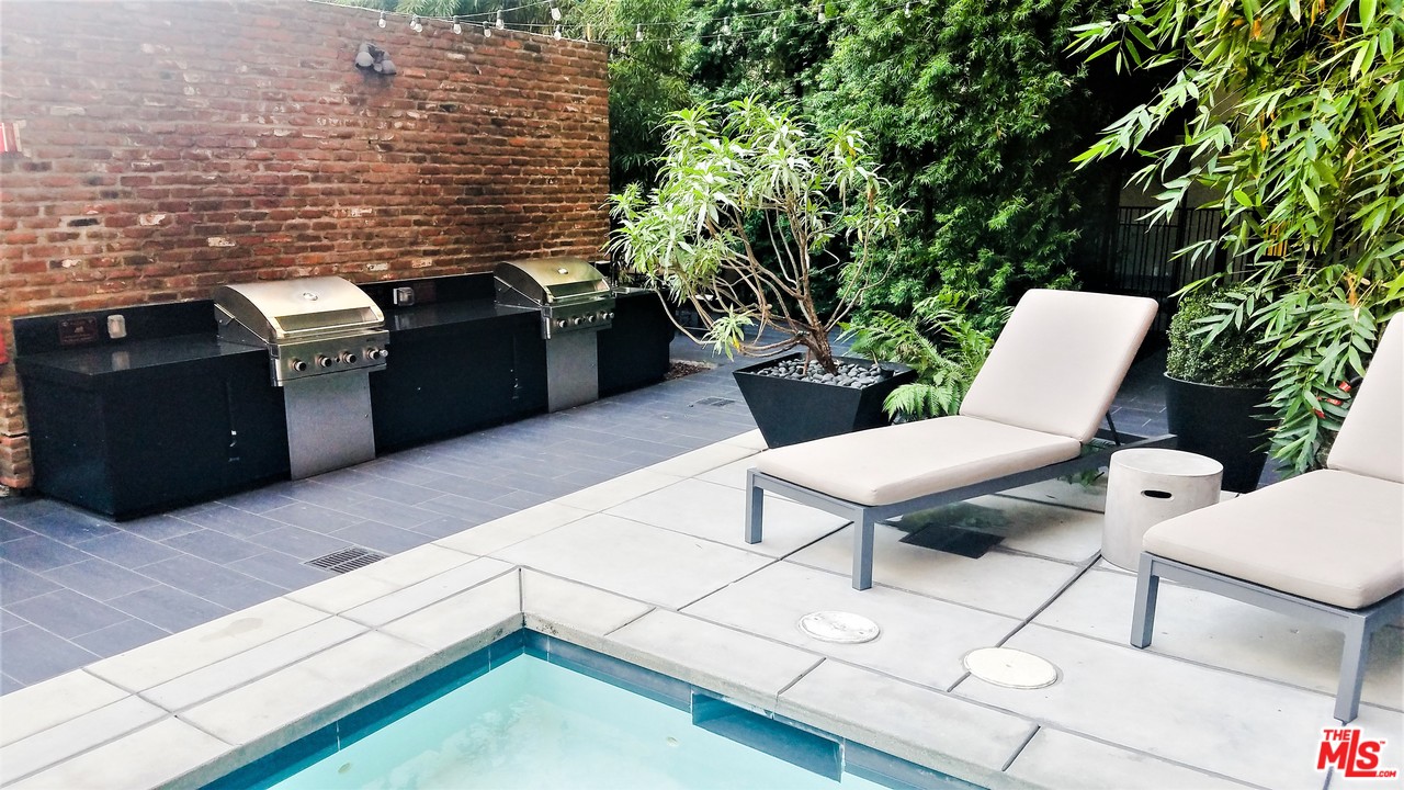 460 South Spring Street, Unit 1005 Los Angeles, CA 90013 - Photo 40 of 46 a view of a chairs and table in the terrace