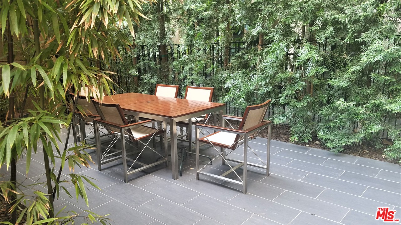 460 South Spring Street, Unit 1005 Los Angeles, CA 90013 - Photo 41 of 46 a view of backyard with a table and chairs