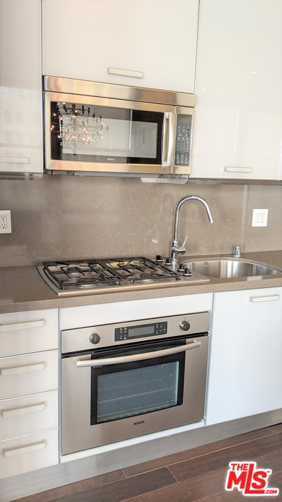 460 South Spring Street, Unit 1005 Los Angeles, CA 90013 - Photo 6 of 46 a stove top oven sitting inside of a kitchen