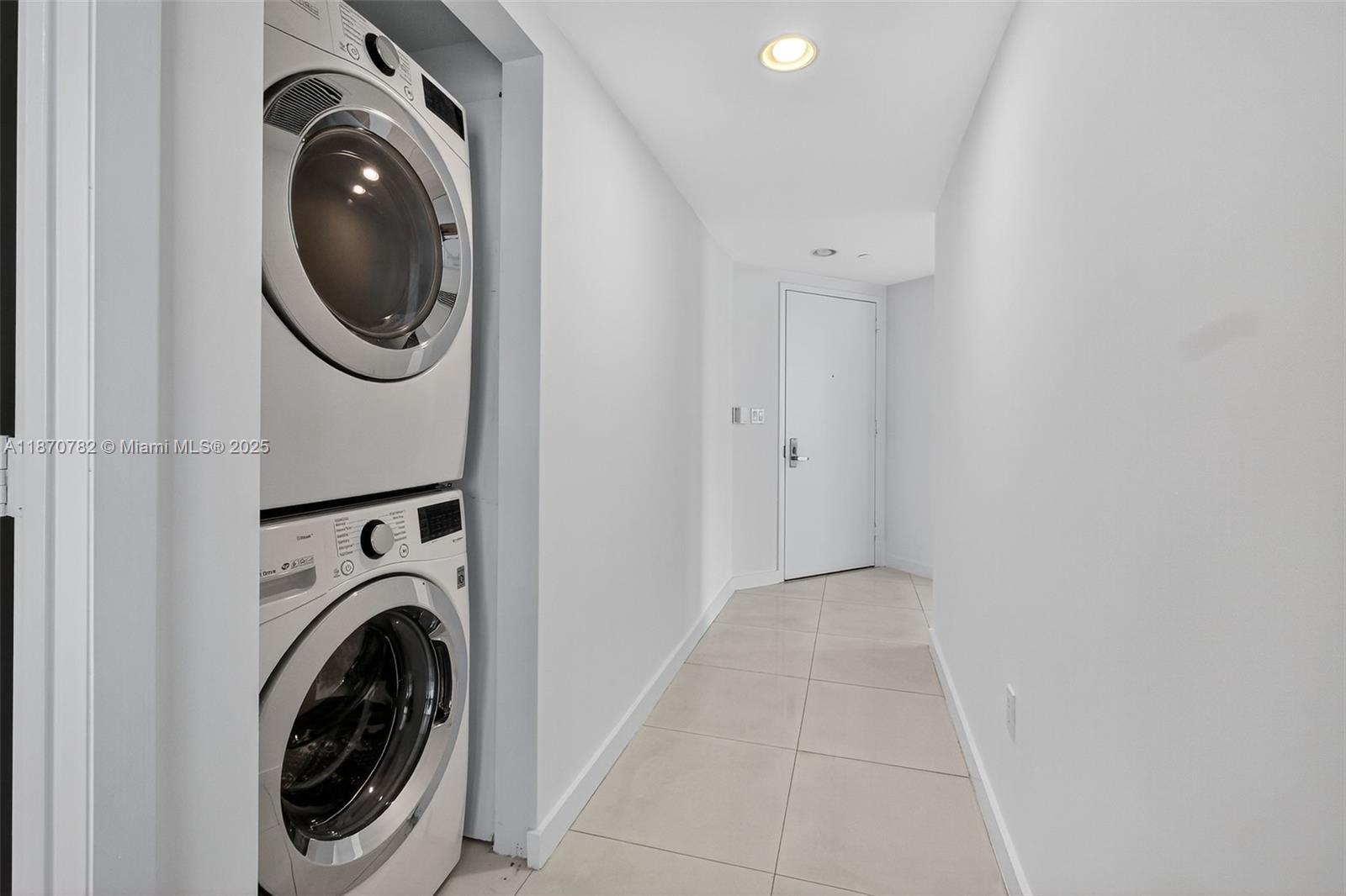 465 Brickell Avenue, Unit 2002 Miami, FL 33131 - Photo 31 of 44 a utility room with dryer and washer