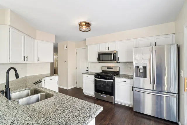 $330,000 | 914 Greenleaf Drive, Joliet, IL 60436