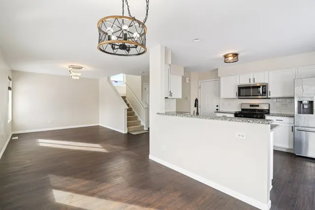 $330,000 | 914 Greenleaf Drive, Joliet, IL 60436