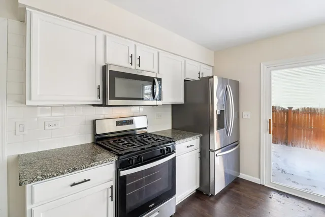 $330,000 | 914 Greenleaf Drive, Joliet, IL 60436