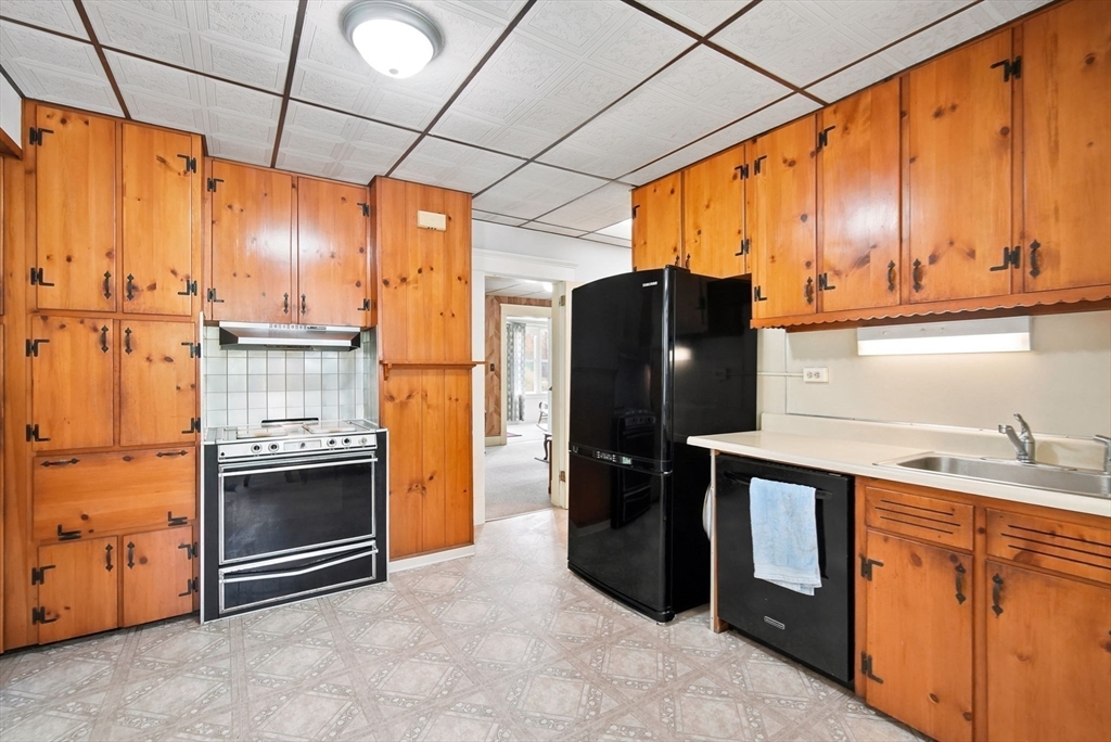 117 Burghardt Street Springfield, MA 01109 - Photo 21 of 42