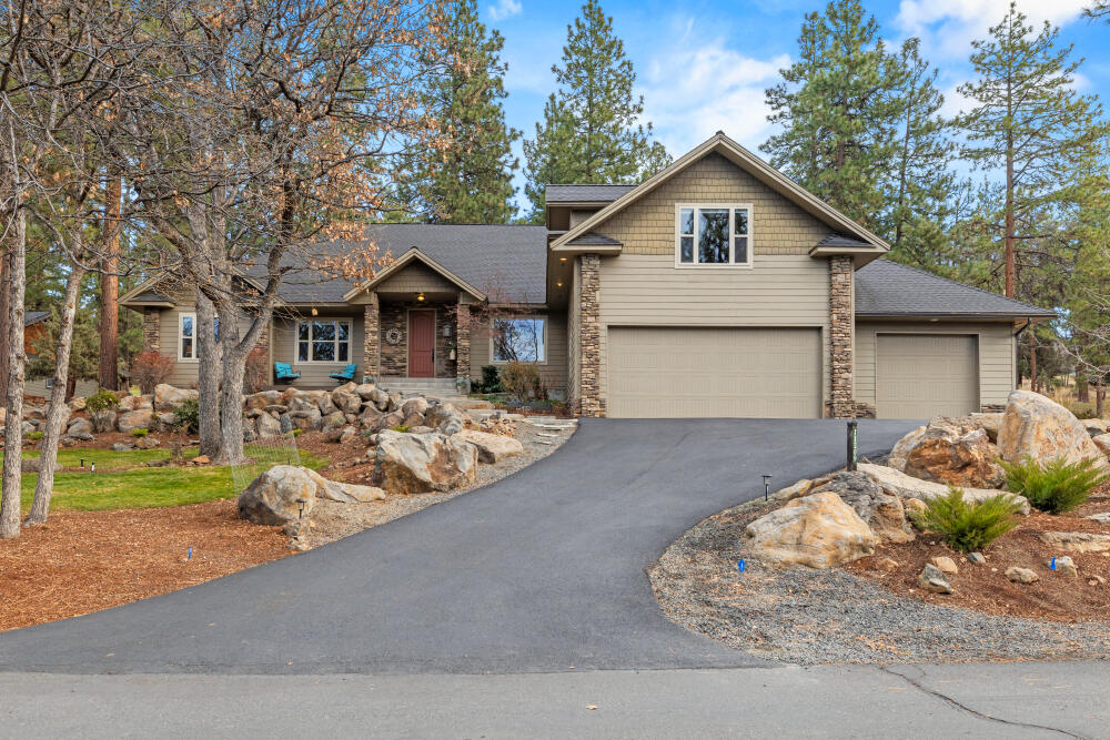 11209 Merganser Road Klamath Falls, OR 97601 - Photo 3 of 73 A double bay and a single bay