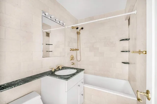 $1,190,000 | 40 Sutton Place, Unit 5AJ | Sutton Place