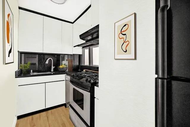 $1,190,000 | 40 Sutton Place, Unit 5AJ | Sutton Place