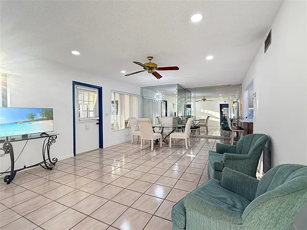 $1,600 | 301 Knotty Pine Circle, Unit D2, Greenacres, FL 33463