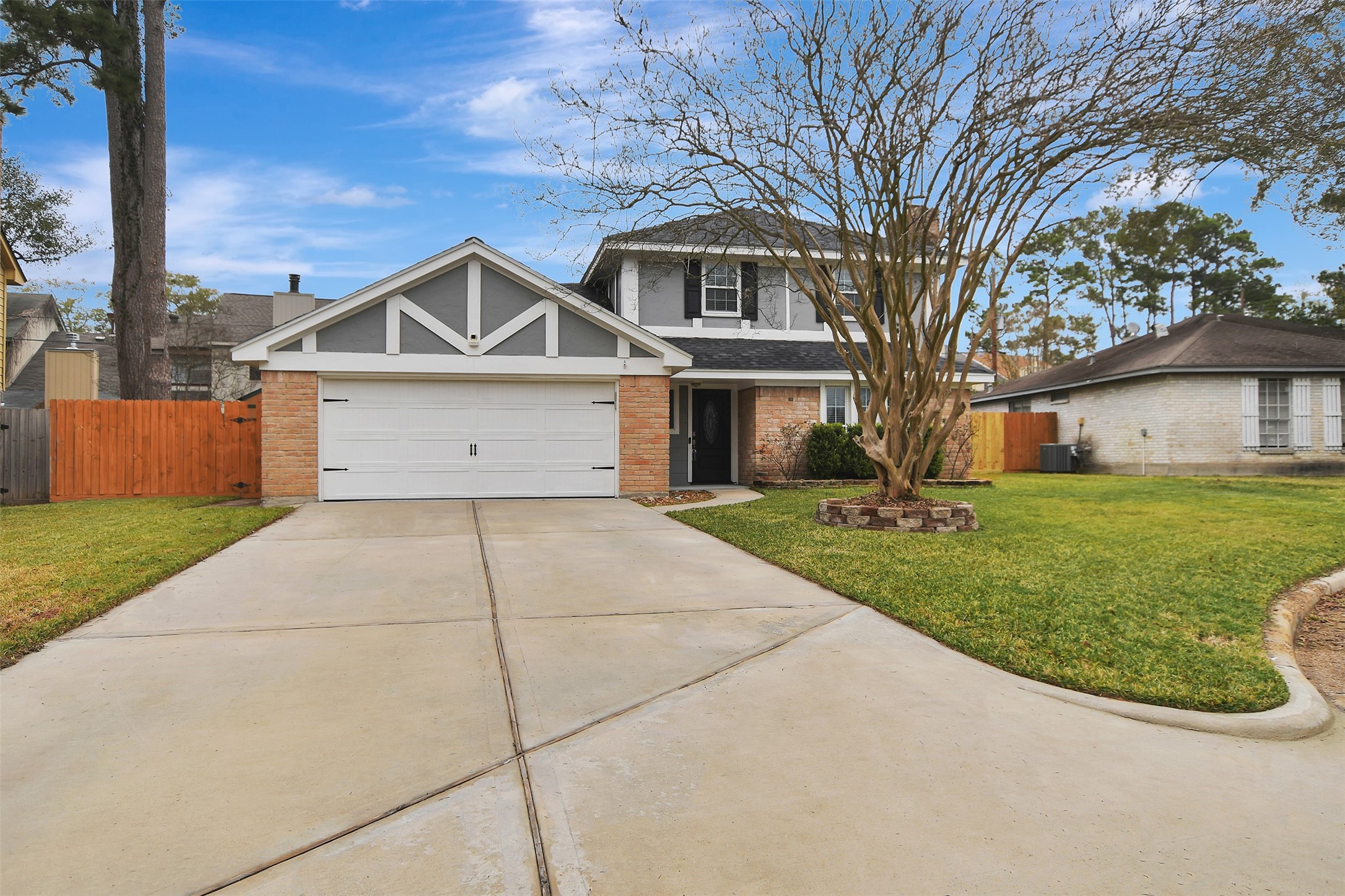 8 Arlington Street Conroe, TX 77301 - Photo 4 of 43 a front view of a house with garden