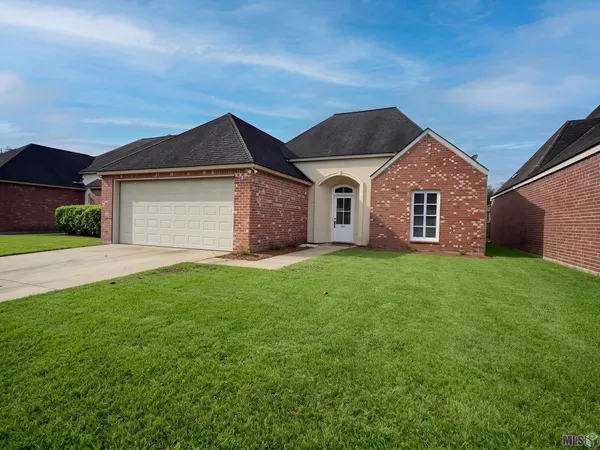 $1,900 | 12457 Dutchtown Villa Drive, Geismar, LA 70734