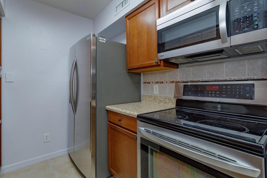 395 Wymore Road, Unit 207 Altamonte Springs, FL 32714 - Photo 4 of 32 a stove top oven sitting inside of a kitchen