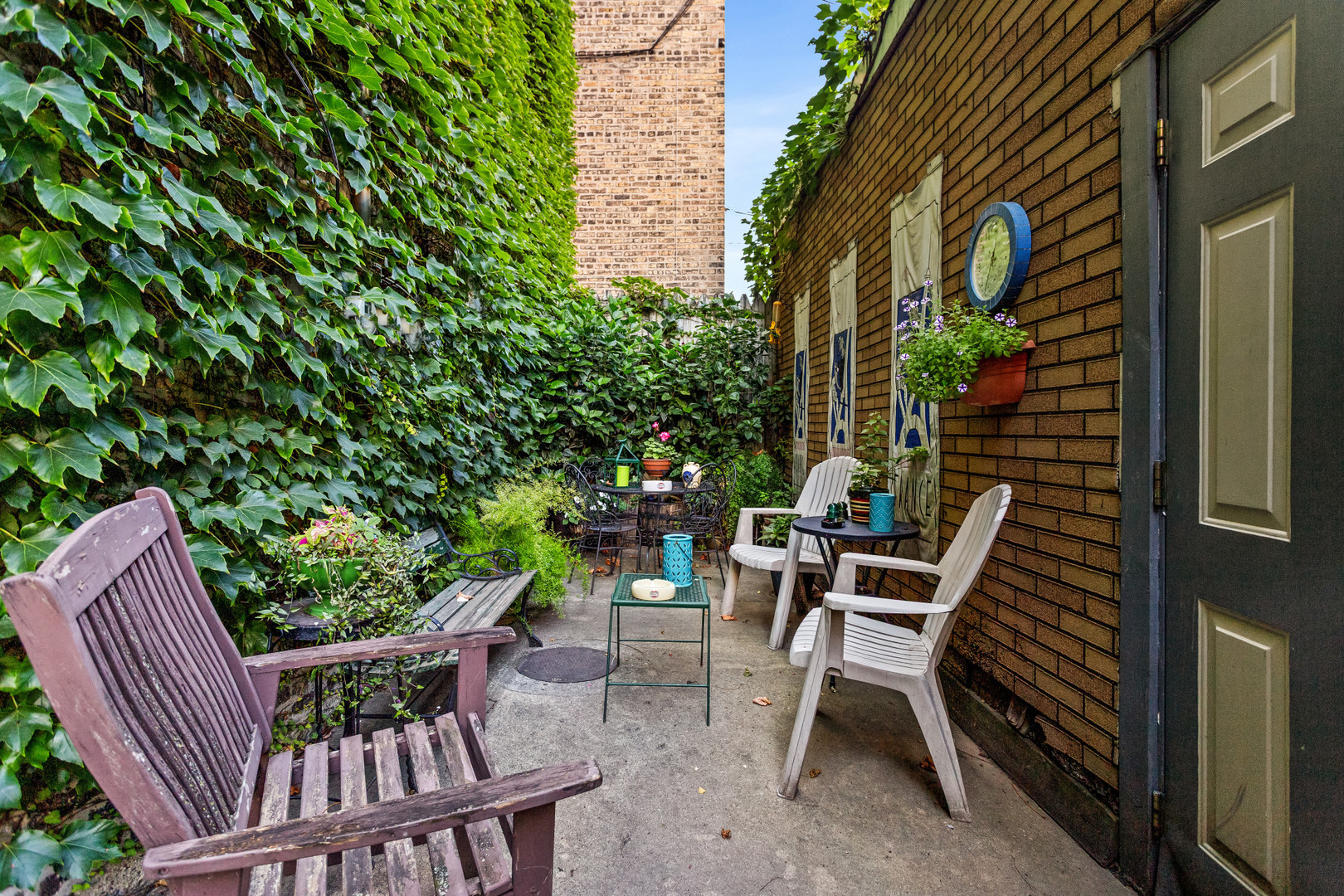 7523 North Seeley Avenue, Unit 1 Chicago, IL 60645 - Photo 17 of 18 a view of a chairs and table in the balcony