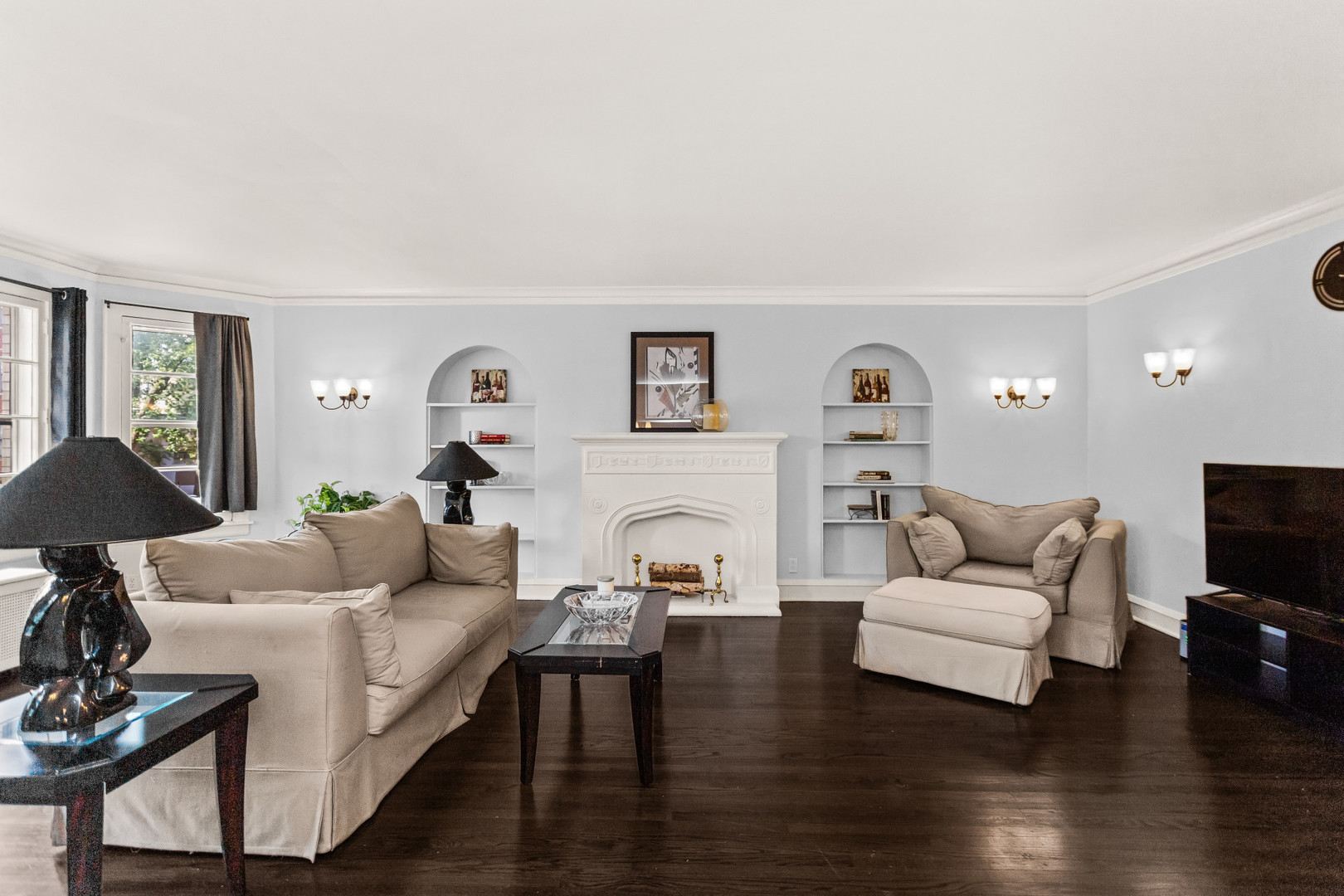 7523 North Seeley Avenue, Unit 1 Chicago, IL 60645 - Photo 3 of 18 a living room with furniture and a flat screen tv