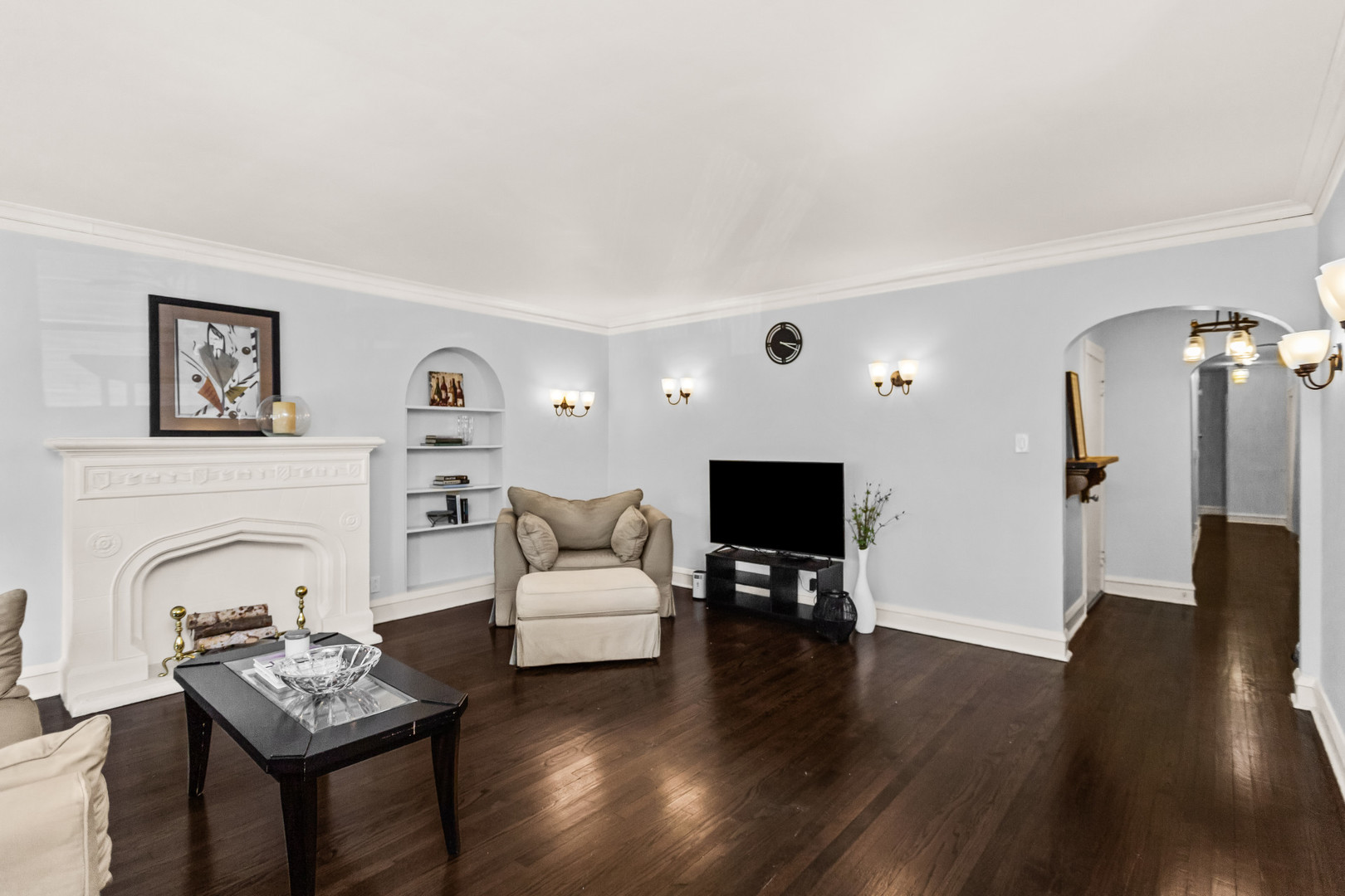 7523 North Seeley Avenue, Unit 1 Chicago, IL 60645 - Photo 5 of 18 a living room with furniture and a wooden floor